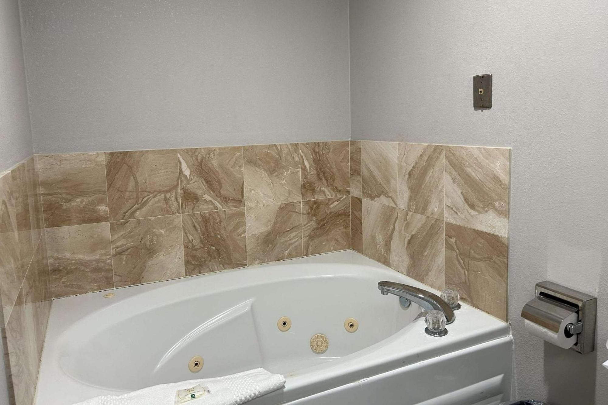 Quality Inn & Suites Tarboro - Kingsboro Екстериор снимка
